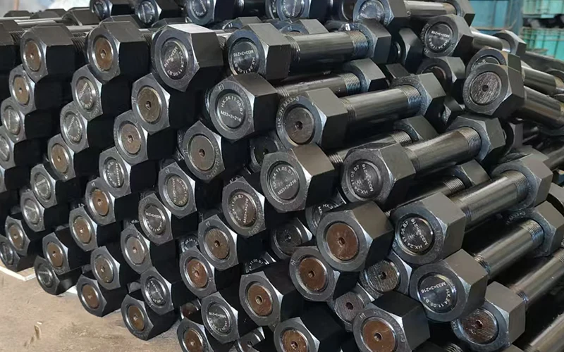 ¿Cuáles son las características de los pernos hexagonales de servicio pesado?